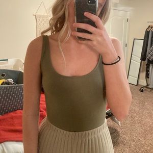 OLIVE GREEN BODYSUIT WITH BUTTON CLOSURE ON BOTTOM